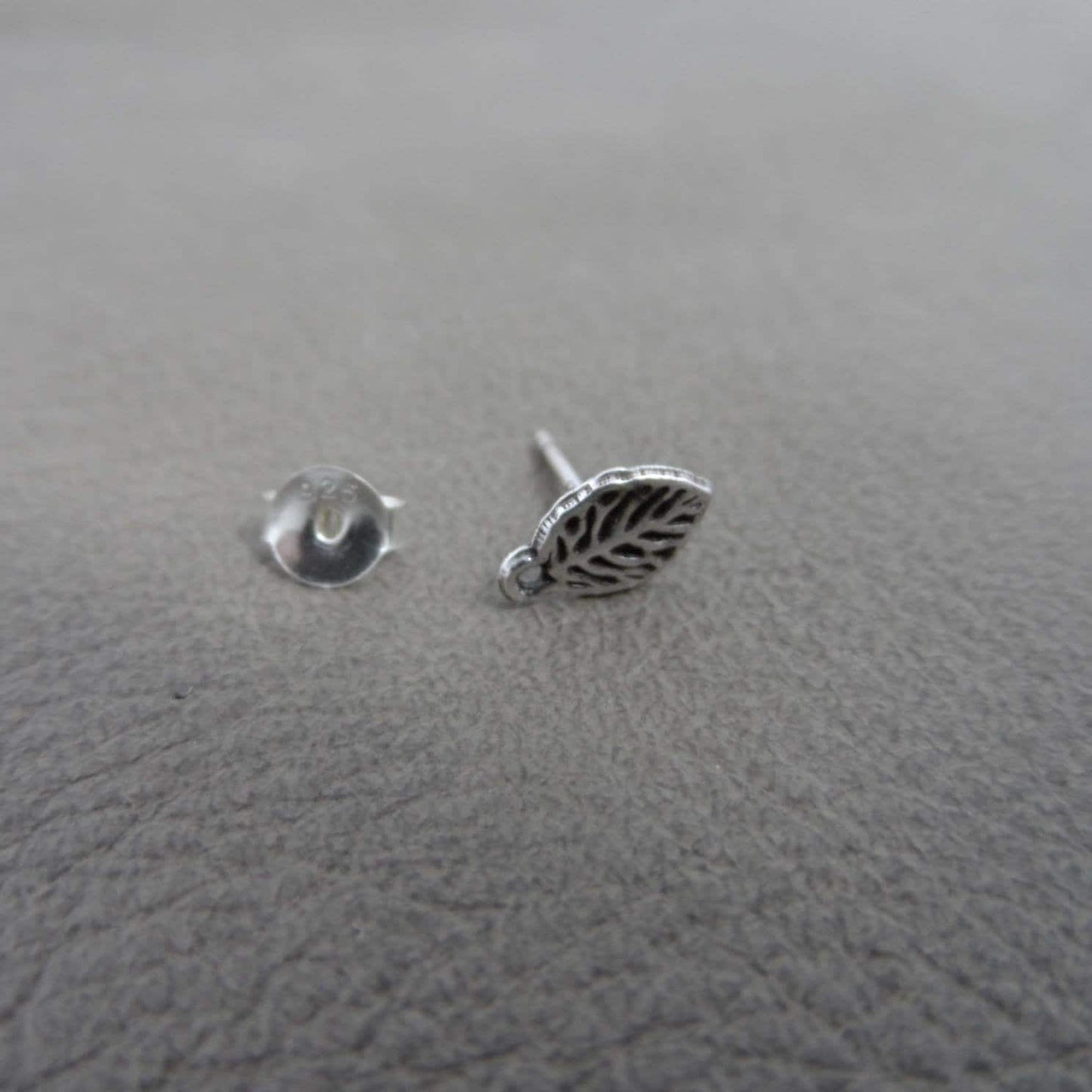 SINGLE Leaf Earring