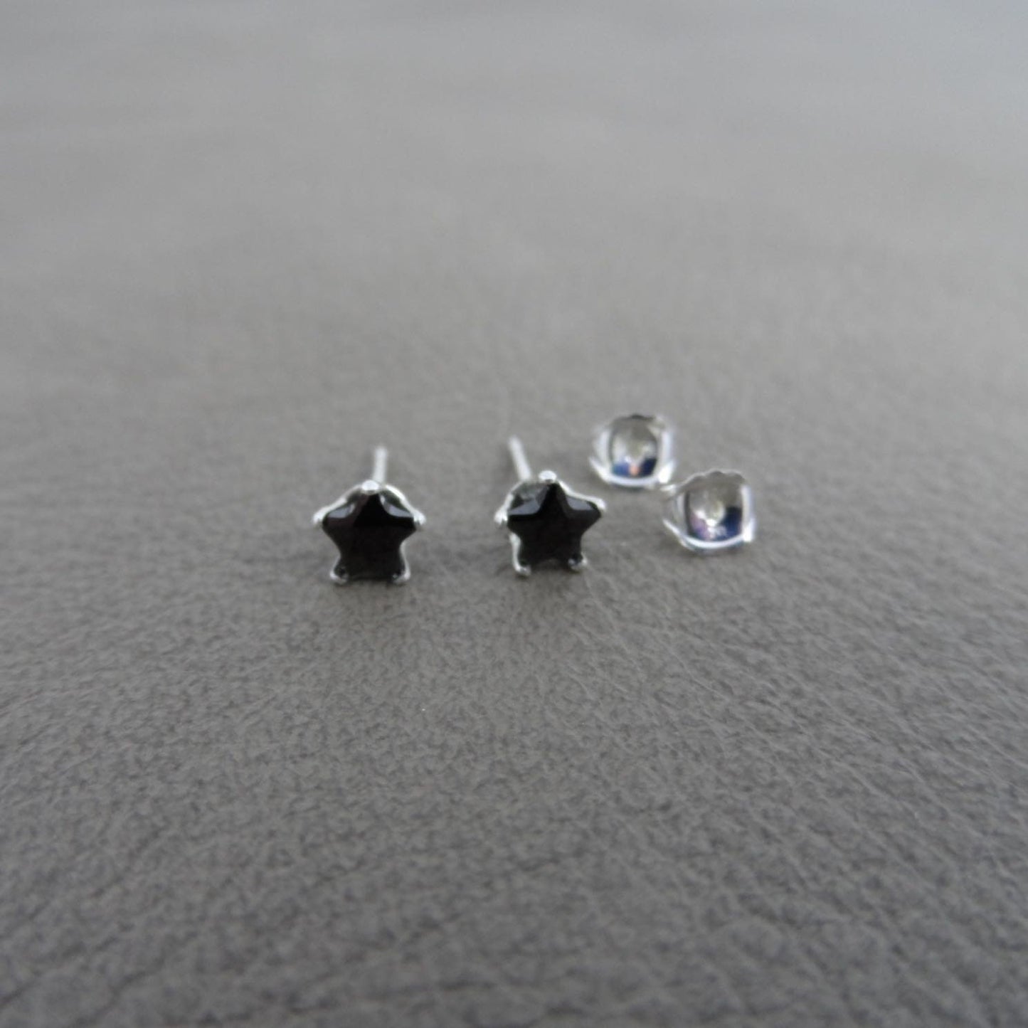 Black Star Earrings-4mm