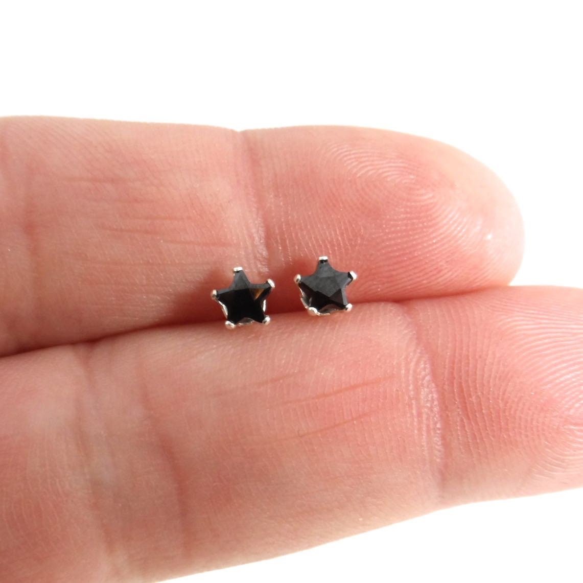 Black Star Earrings-4mm