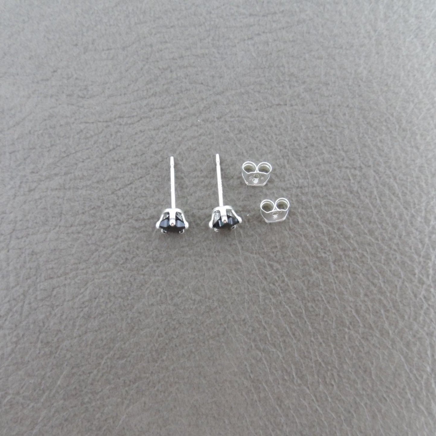 Black Star Earrings-4mm