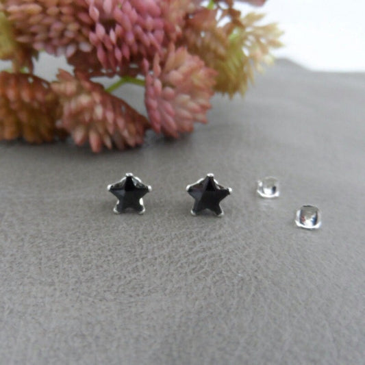 Black Star Earrings-6mm