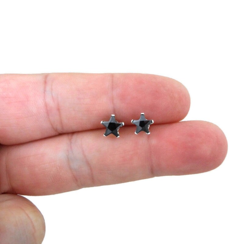 Black Star Earrings-6mm