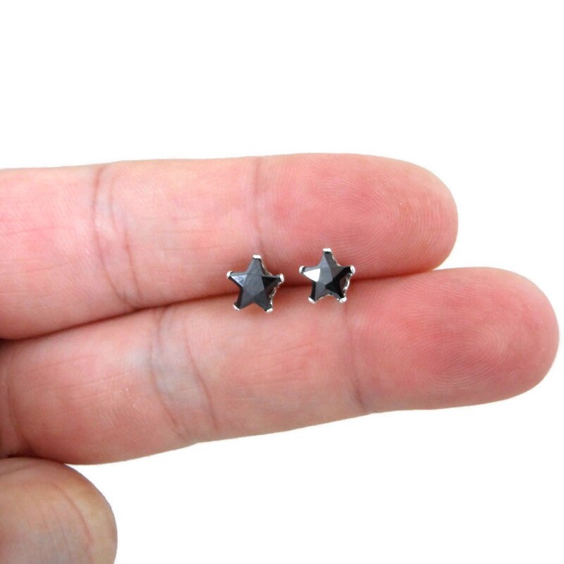 Black Star Earrings-6mm