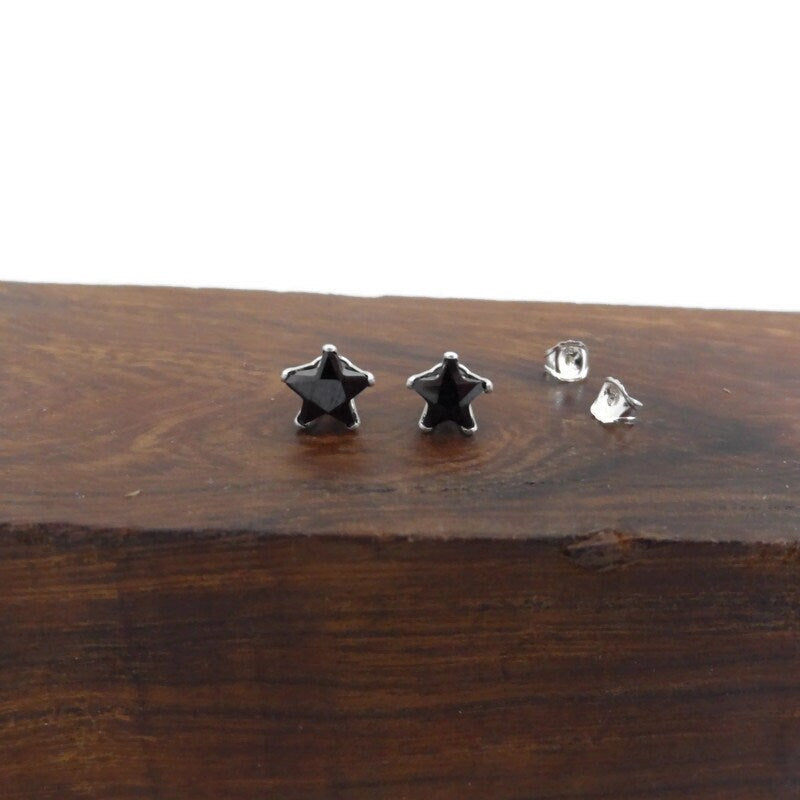 Black Star Earrings-6mm